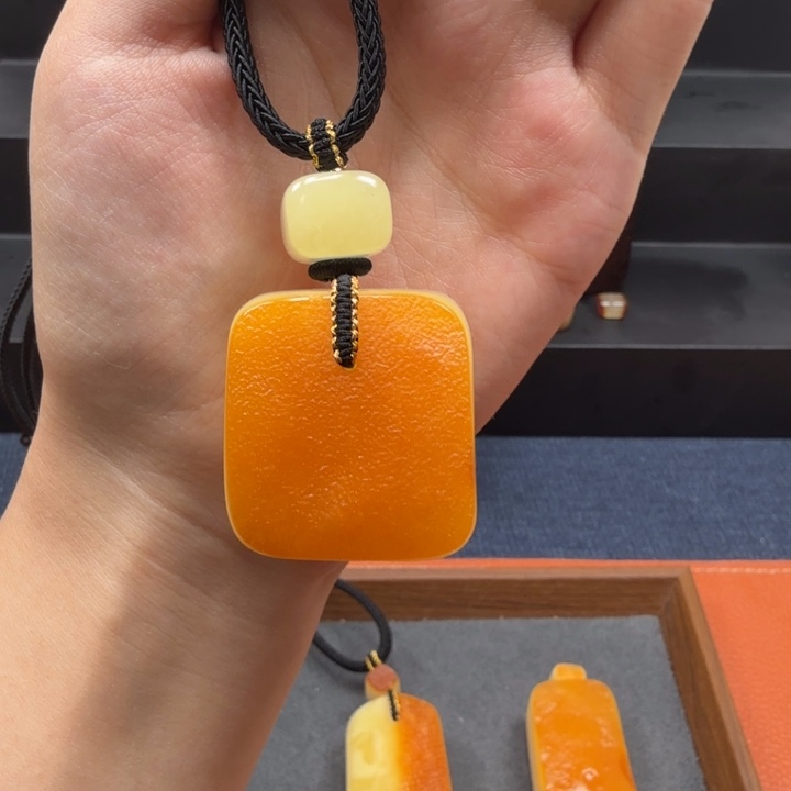 蜜蜡未镶嵌吊坠(赠链)