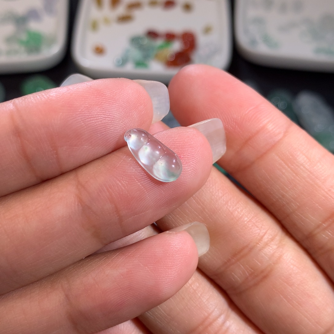 翡翠裸石未镶嵌四季豆