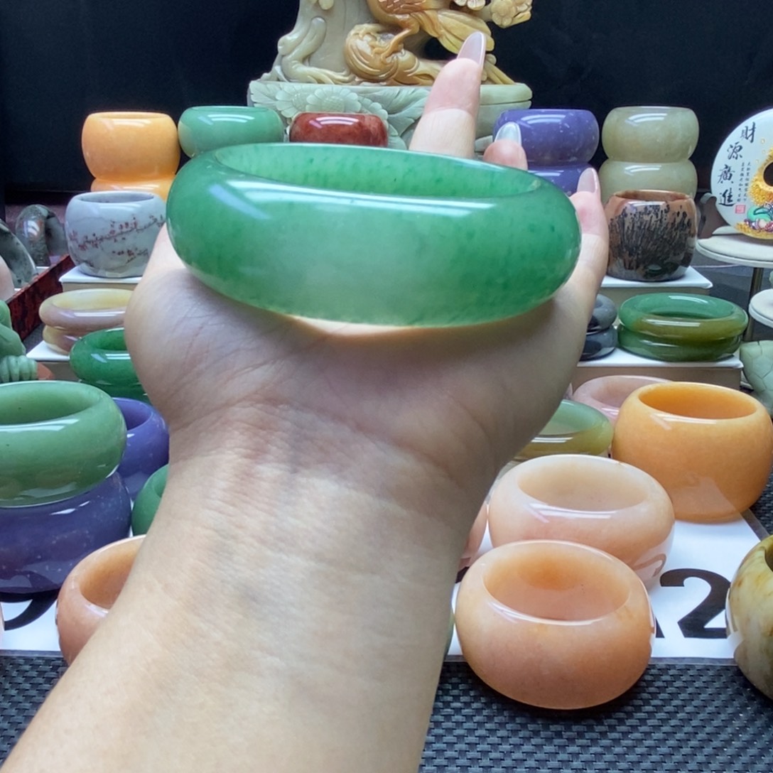 陈***彬石英质玉未镶嵌手镯