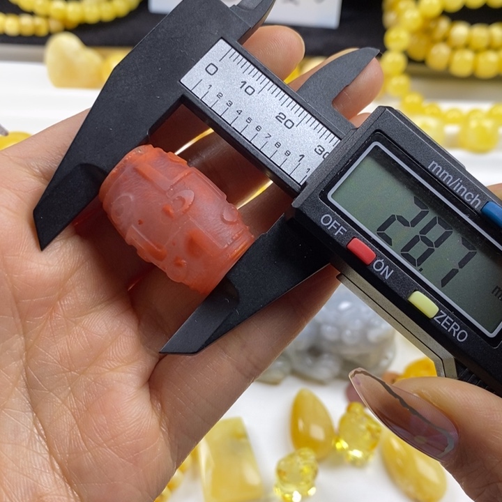 南红玛瑙桶珠未镶嵌微瑕，17.5g