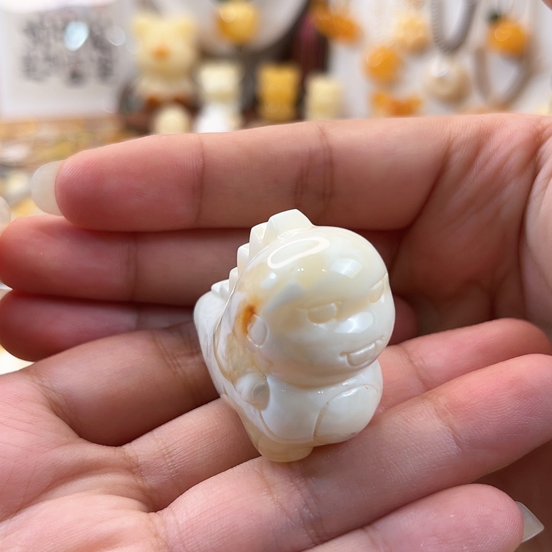 未镶嵌颈饰蜜蜡瓷白微沁色蜜蜡手工雕刻奶龙可爱挂坠