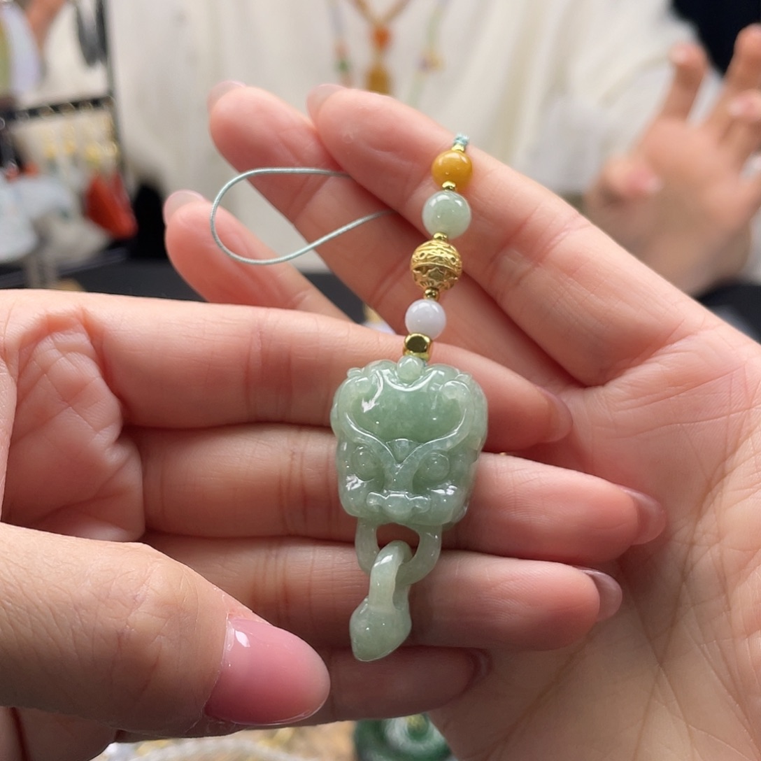 翡翠未镶嵌颈饰待编织