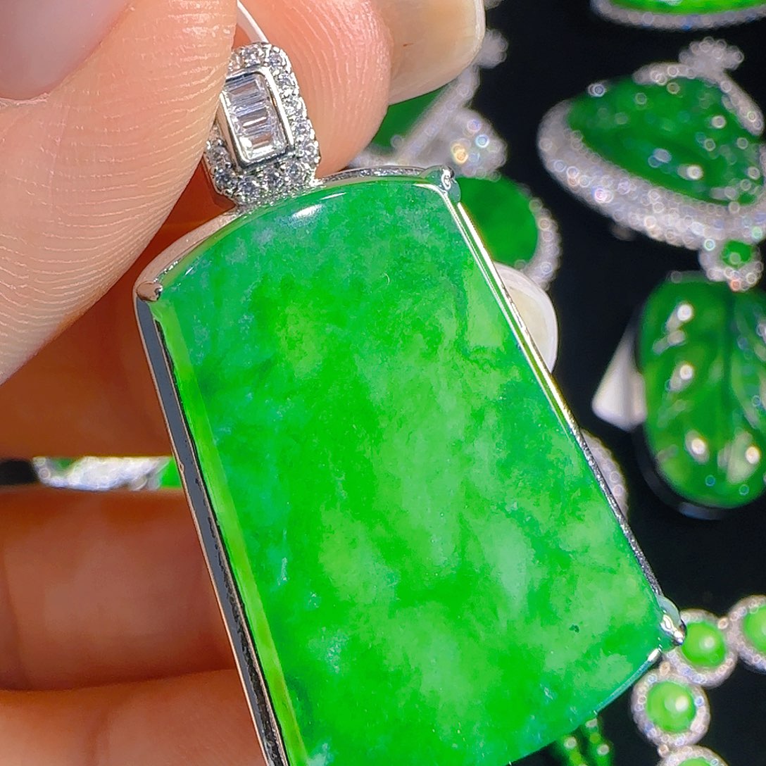 翡翠吊坠(赠链)未镶嵌