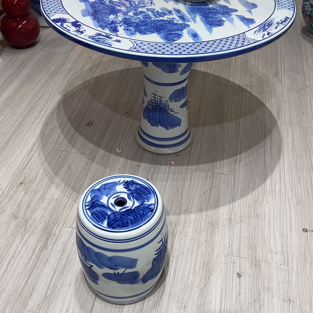 用***3陶摆件一个桌子四个凳子