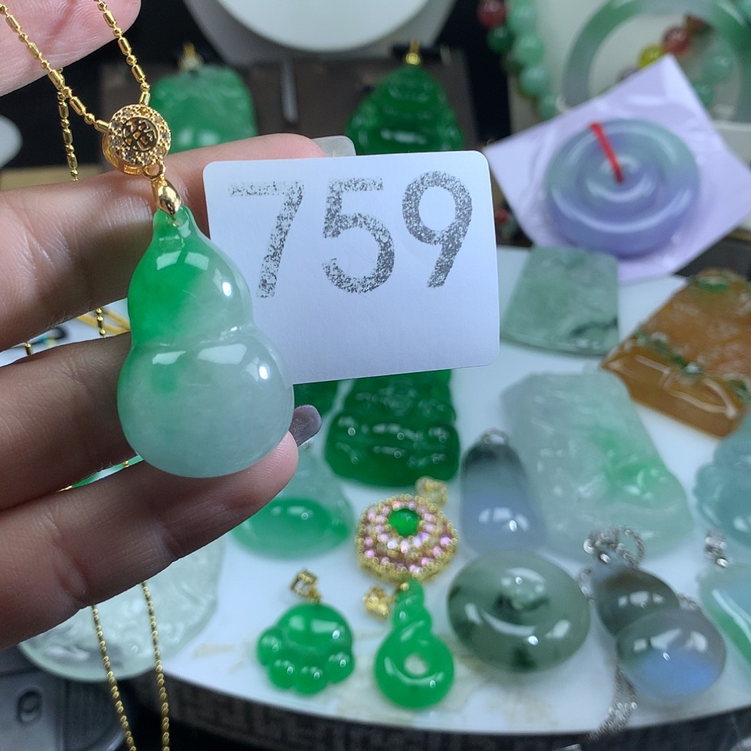 翡翠未镶嵌吊坠(赠链)