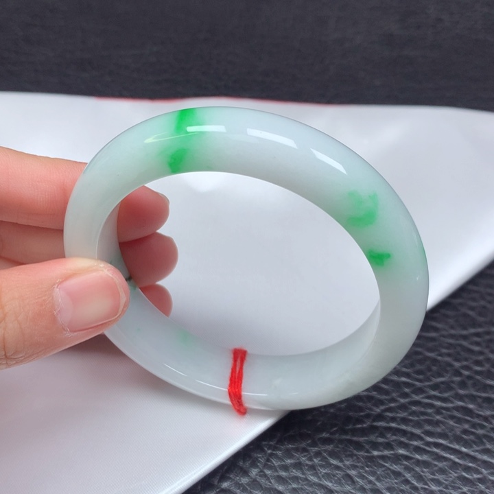 翡翠手镯未镶嵌。