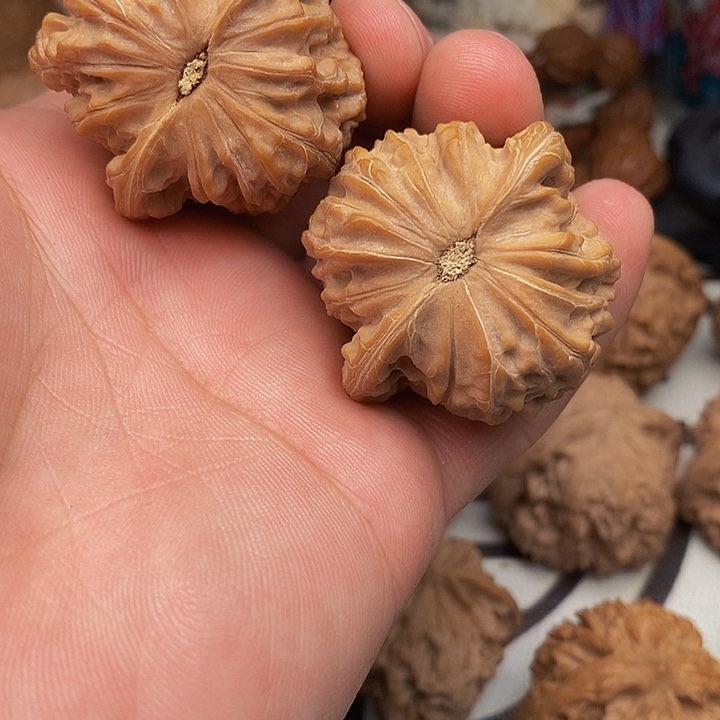 桃核把件万*筒磨盘狮子头