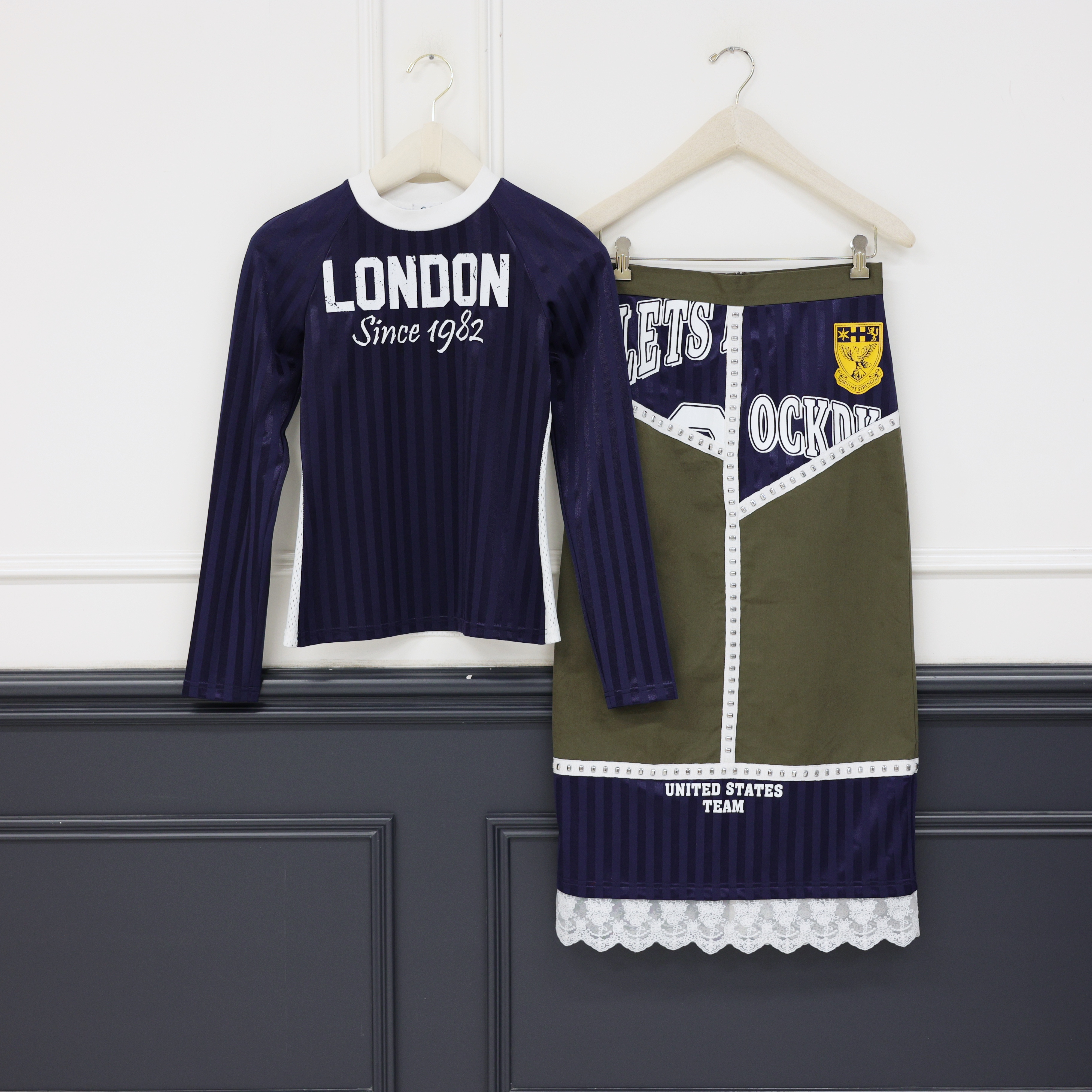 2511159【壁虎姐】GECKO新款 藏蓝色字母设计感束条纹上衣半裙套装