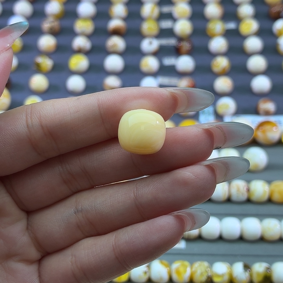 王***。琥珀未镶嵌裸石蜜蜡