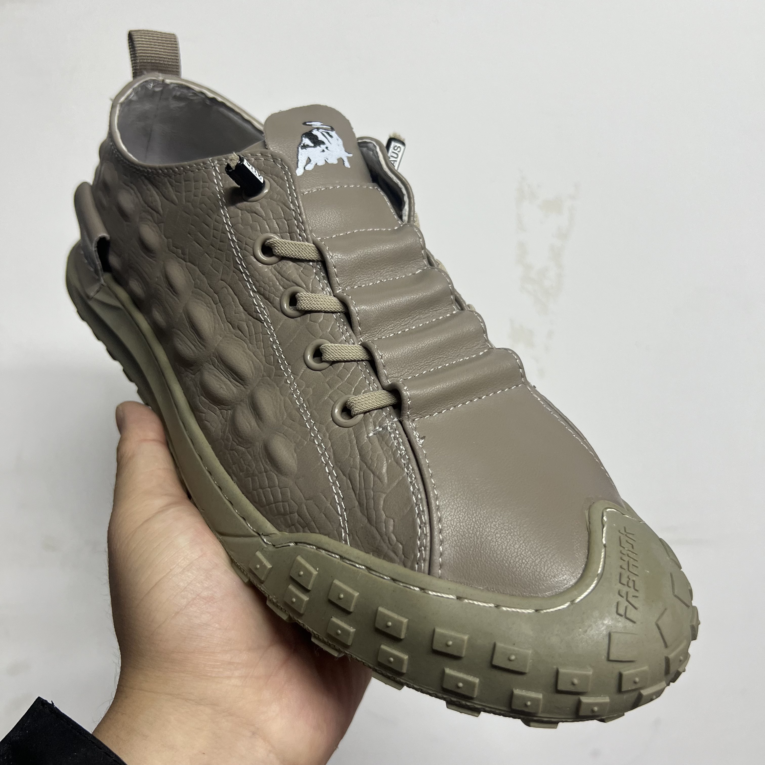 D185潮流舒适休闲车缝线薄款低帮软底透气轻质潮鞋胶粘百搭皮鞋