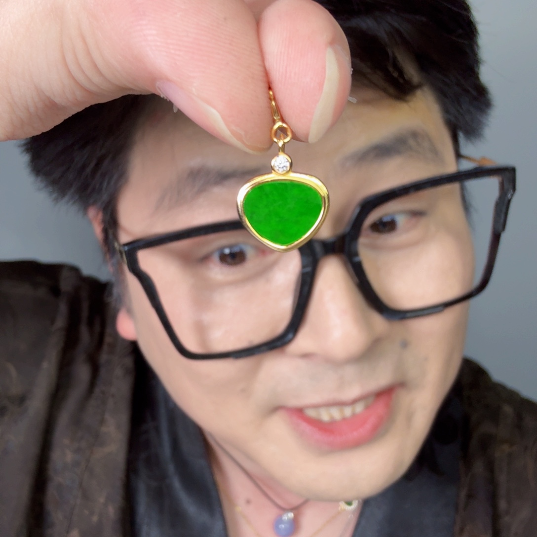 翡翠未镶嵌颈饰一件