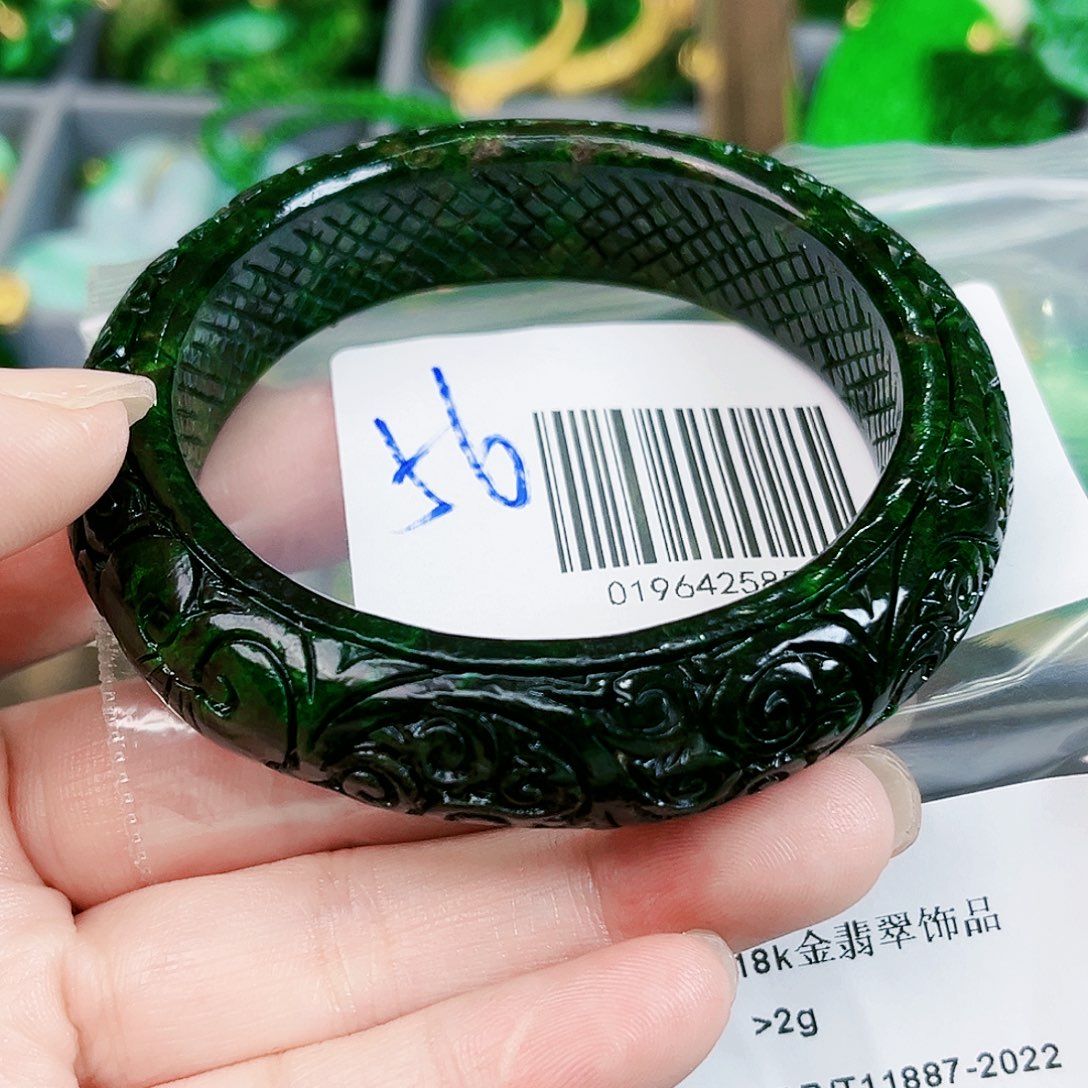 翡翠颈饰未镶嵌手镯