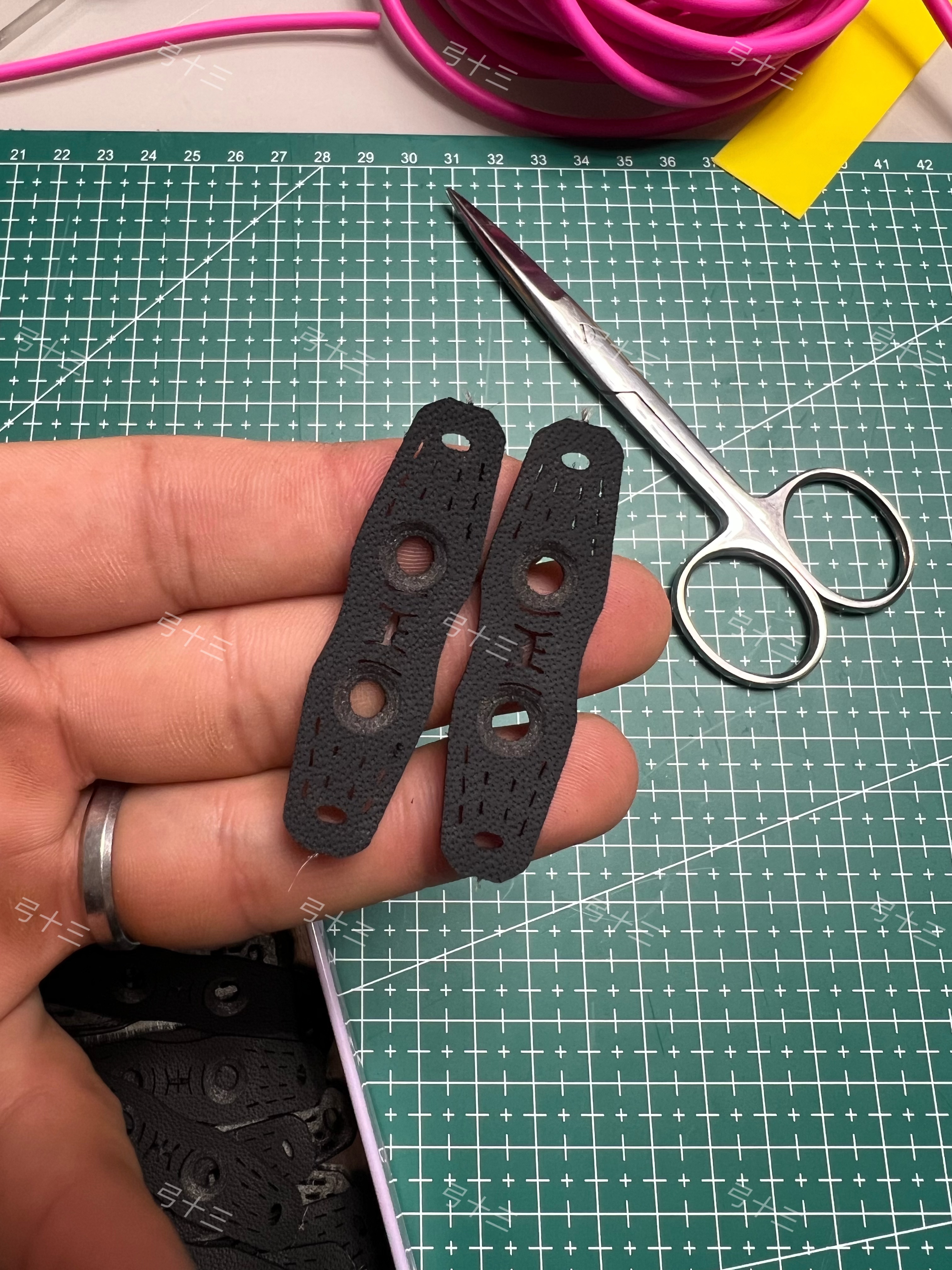 新款耐用锅底定位皮兜双色超纤维锅底皮兜弹弓皮兜打钢珠泥丸