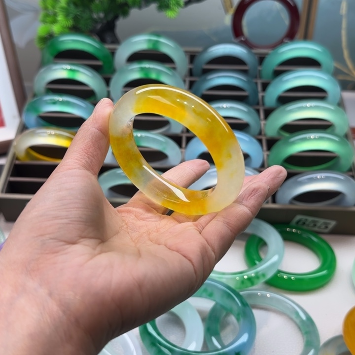 玉W**壮时尚飘花手镯181