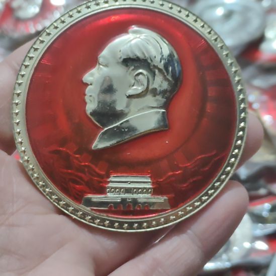 湖***人其他普通金属圆形红色人物像章