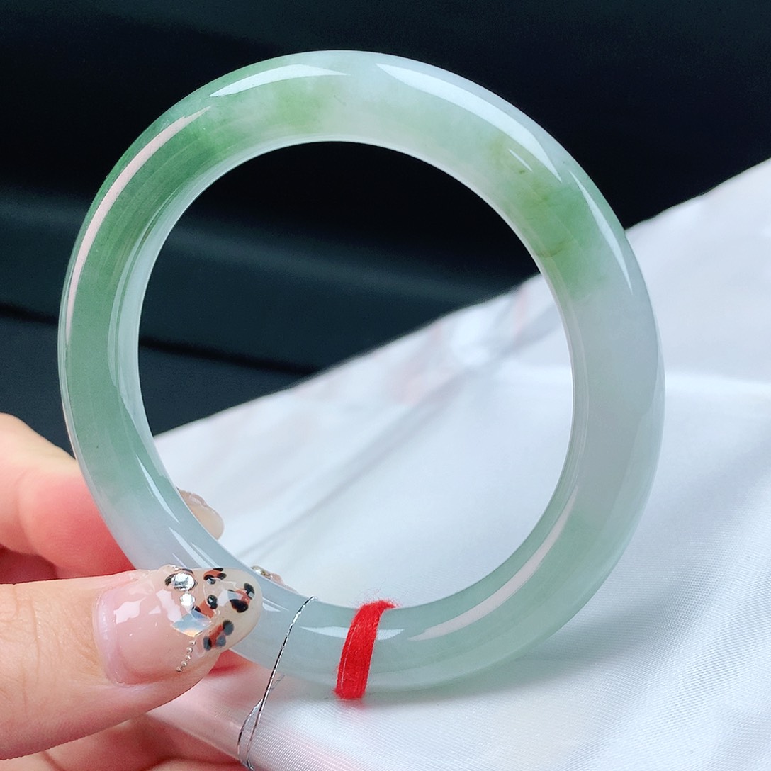 翡翠手镯未镶嵌54圈