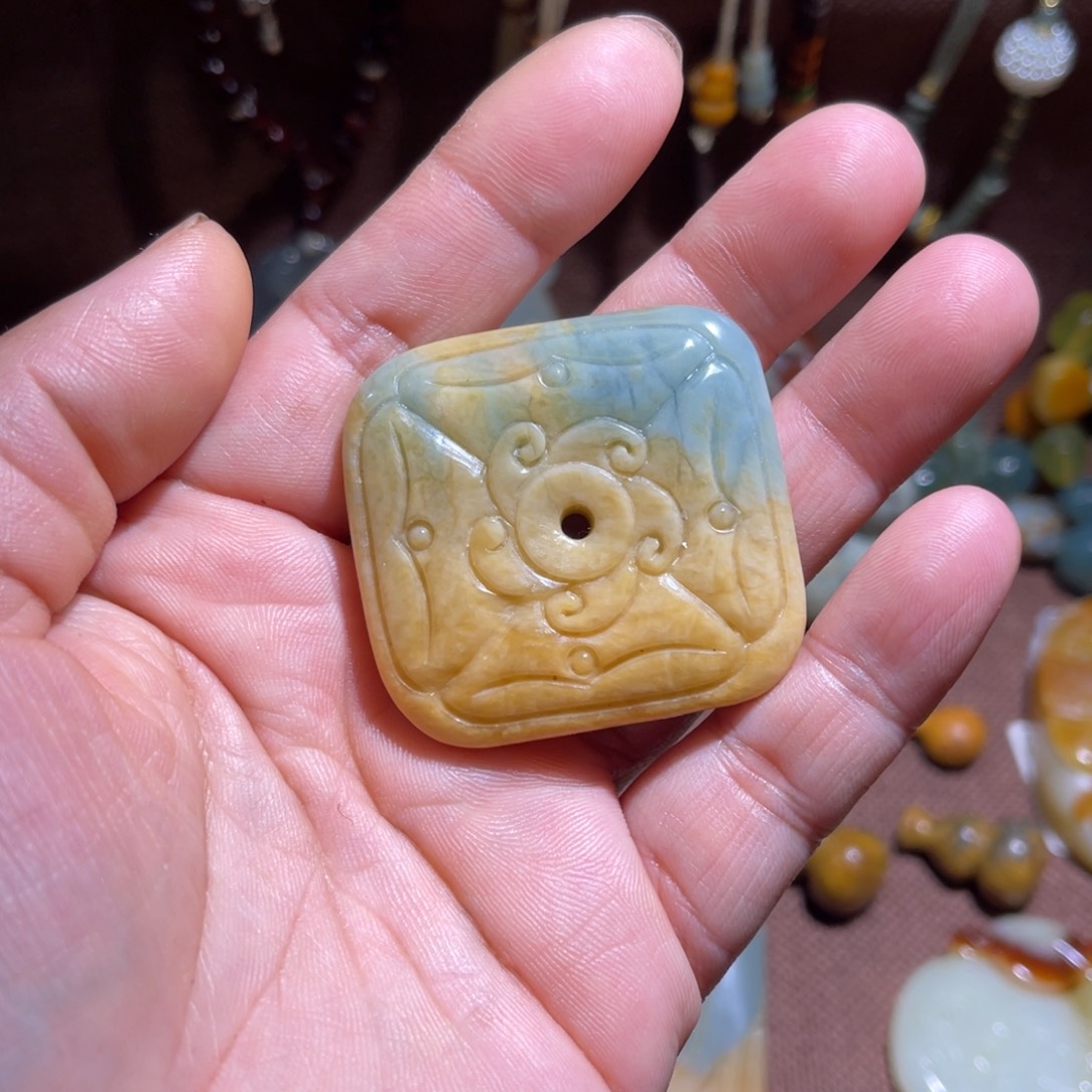 蛇纹石玉未镶嵌颈饰