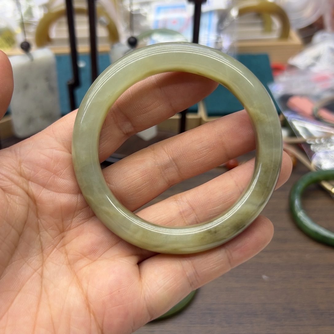 梦****和田玉未镶嵌手镯56.7圈围706