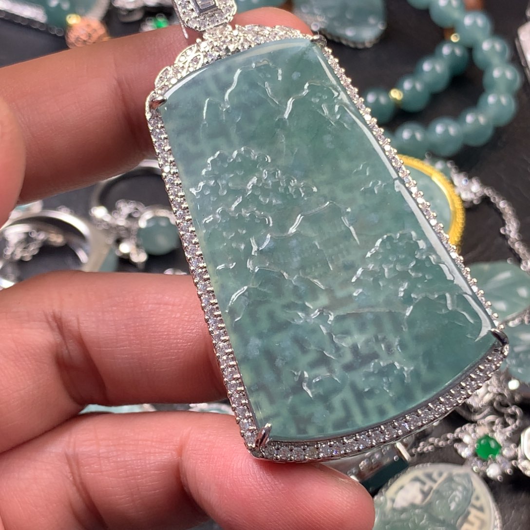 翡翠未镶嵌颈饰大山水