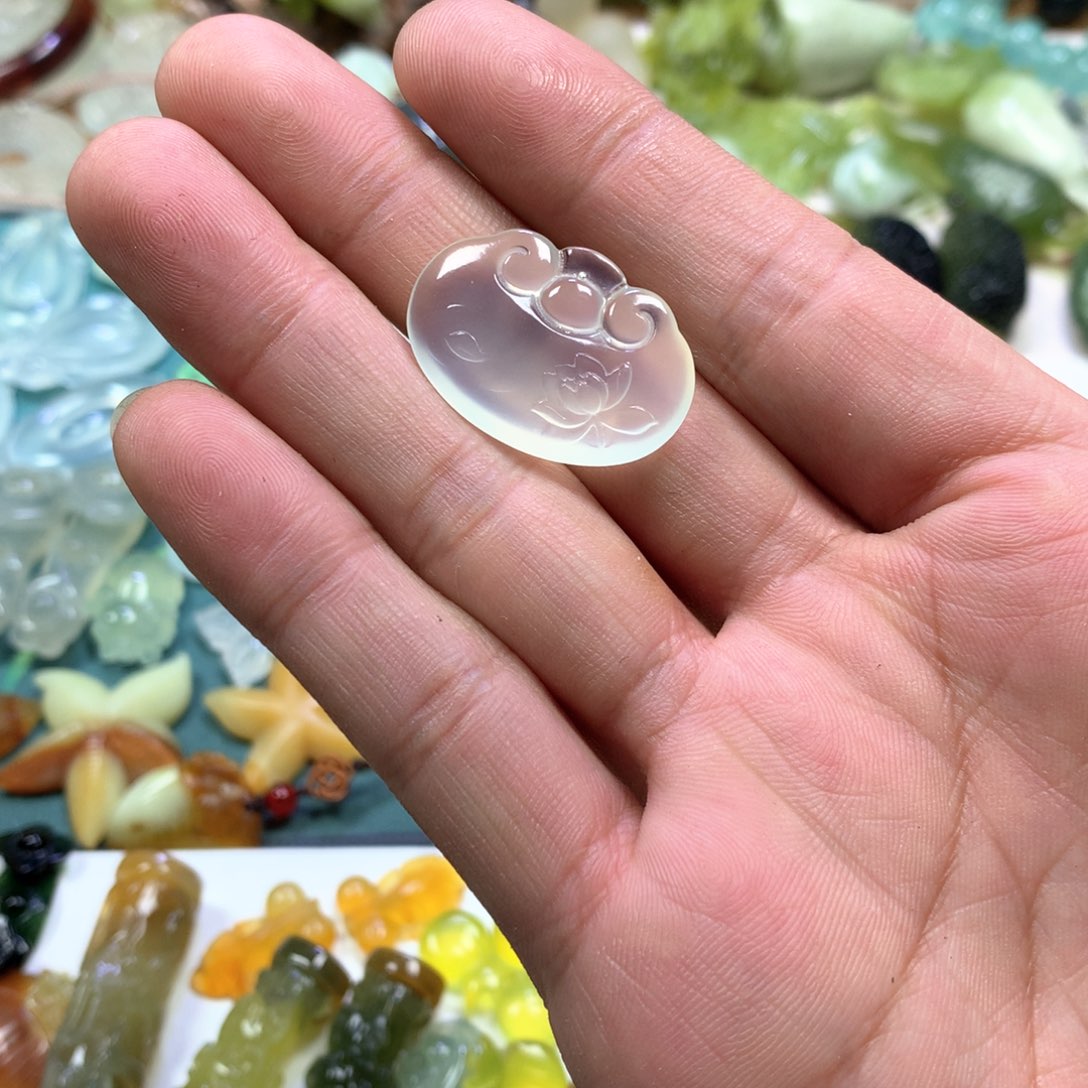 岫玉颈饰未镶嵌荷花锁