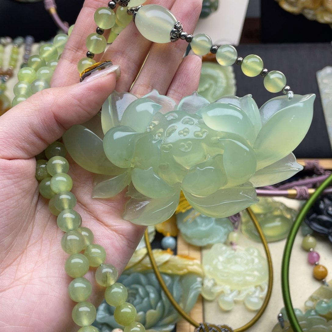 蛇纹石玉颈饰未镶嵌