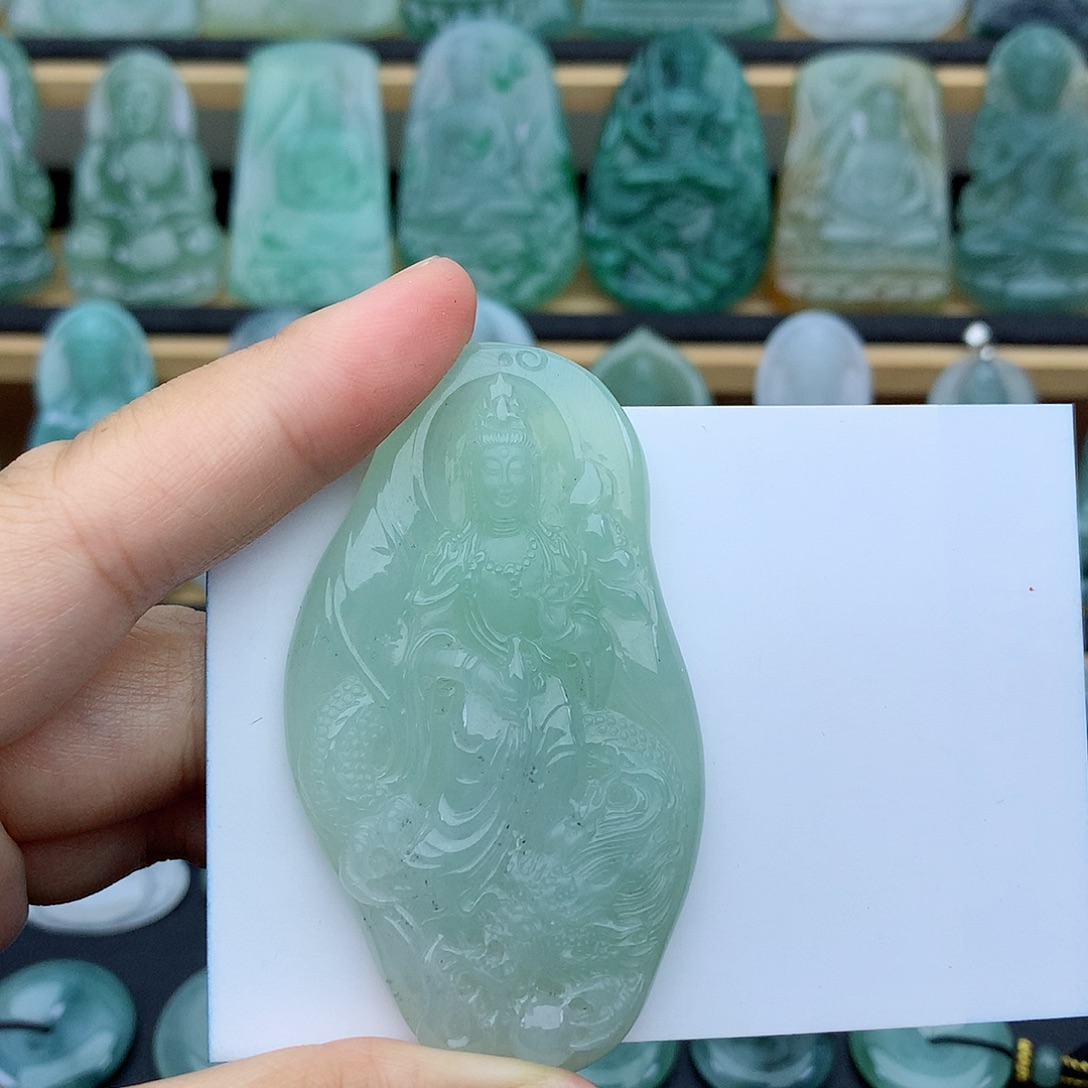 翡翠未镶嵌颈饰大势至
