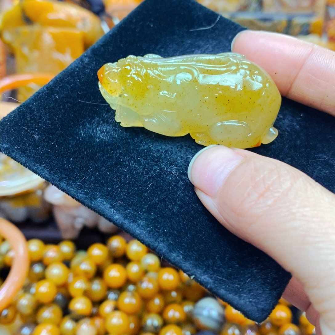 未镶嵌石英质玉（黄龙玉）颈饰