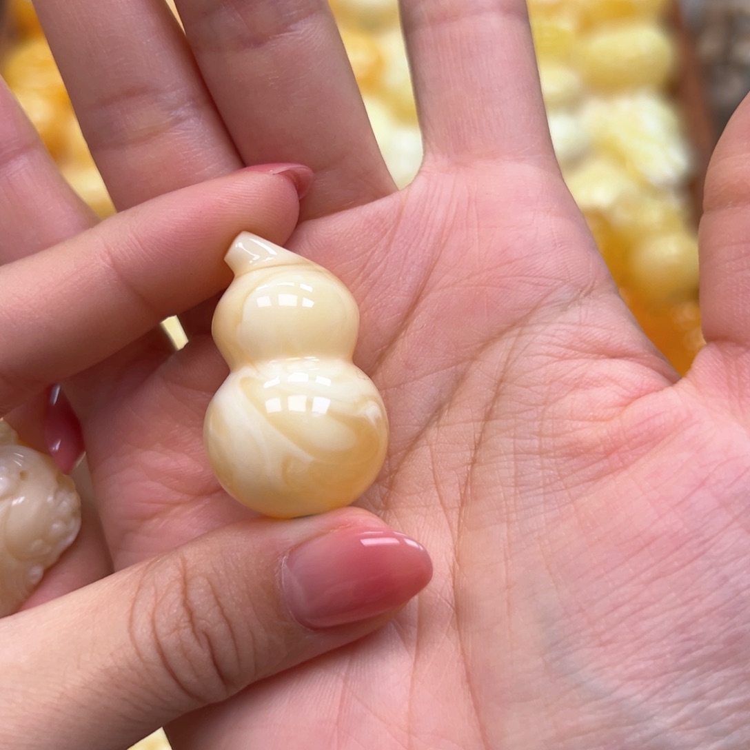 巍***巍琥珀未镶嵌颈饰蜜蜡