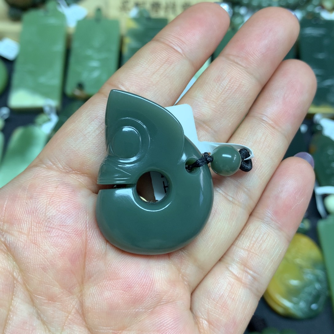 岫岩老玉（透闪石质玉）颈饰未镶嵌