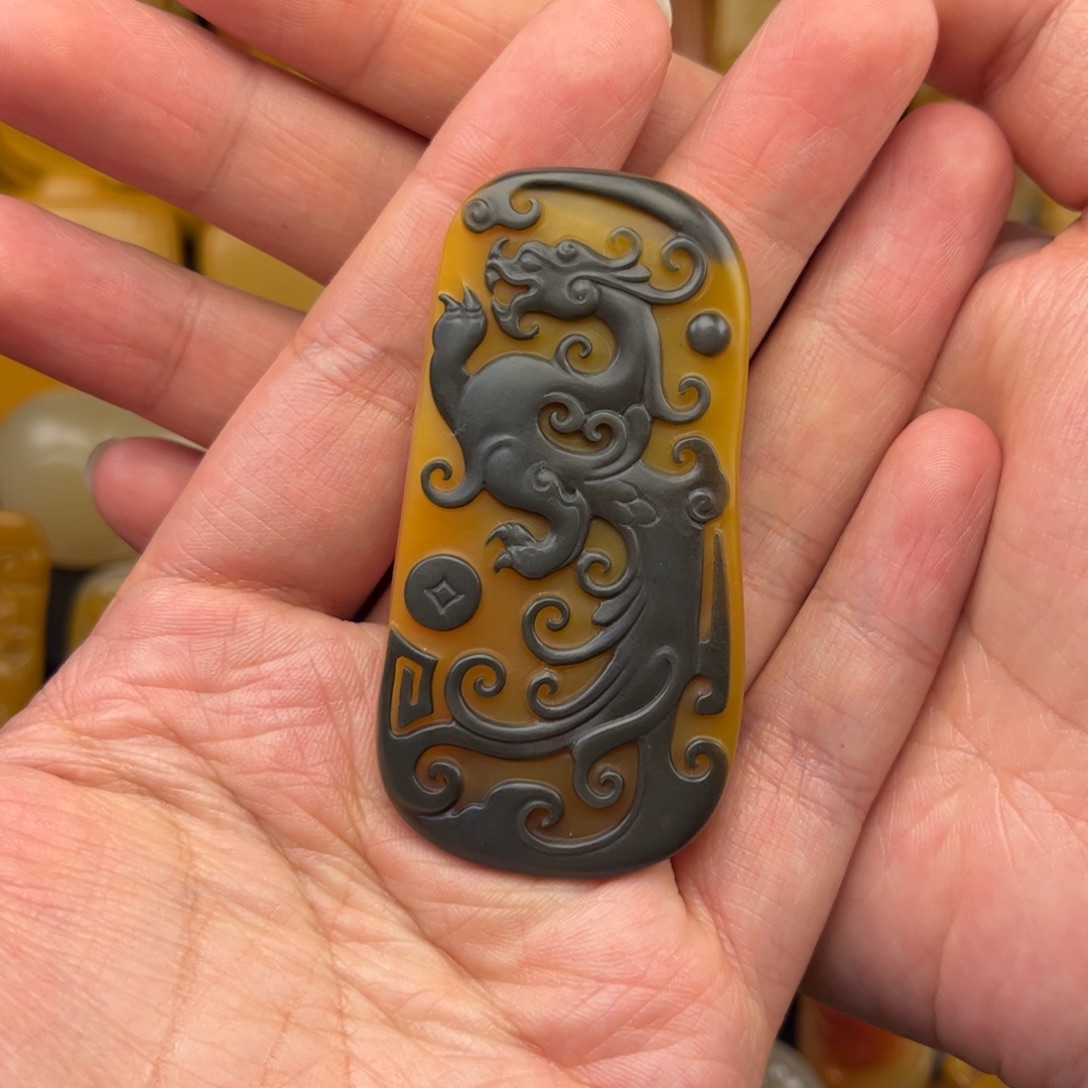 石英质玉未镶嵌黄蜡石挂件