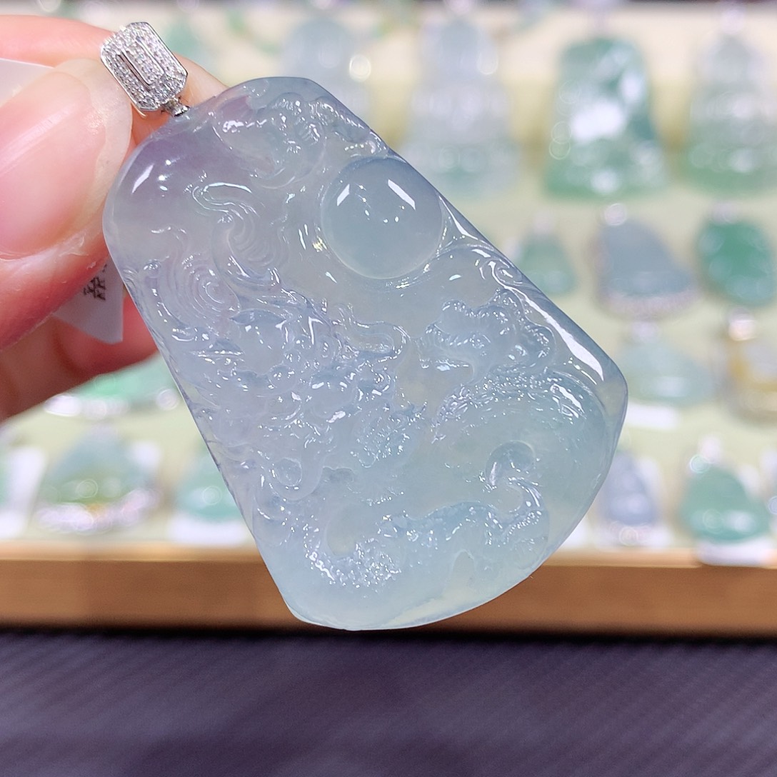 翡翠18K金镶嵌颈饰龙牌