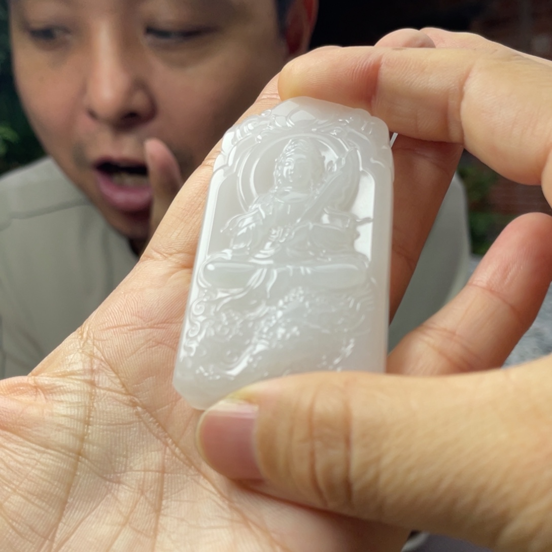 娜***.未镶嵌石英质玉颈饰金丝玉精品观音