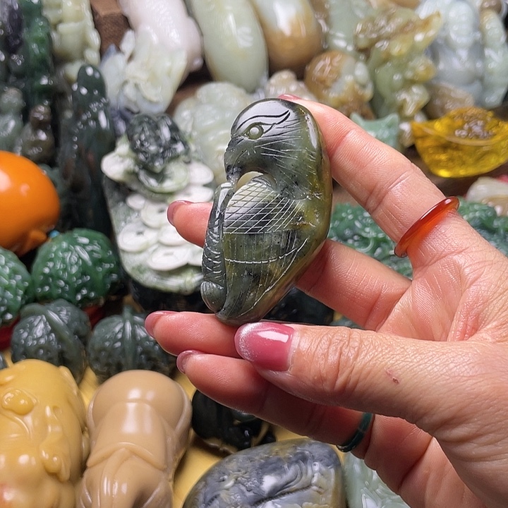 透闪石质玉未镶嵌颈饰