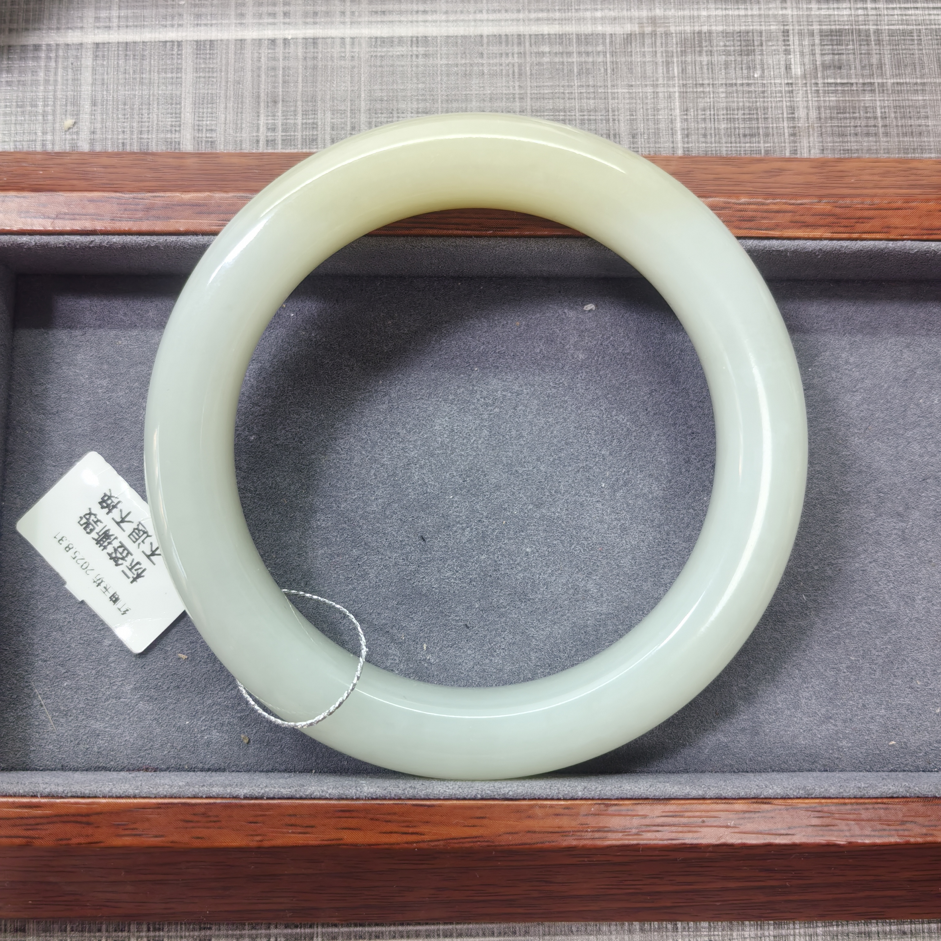 和田玉一口糖泥鳅背天然新疆油润细腻手镯女款气质时尚美人条