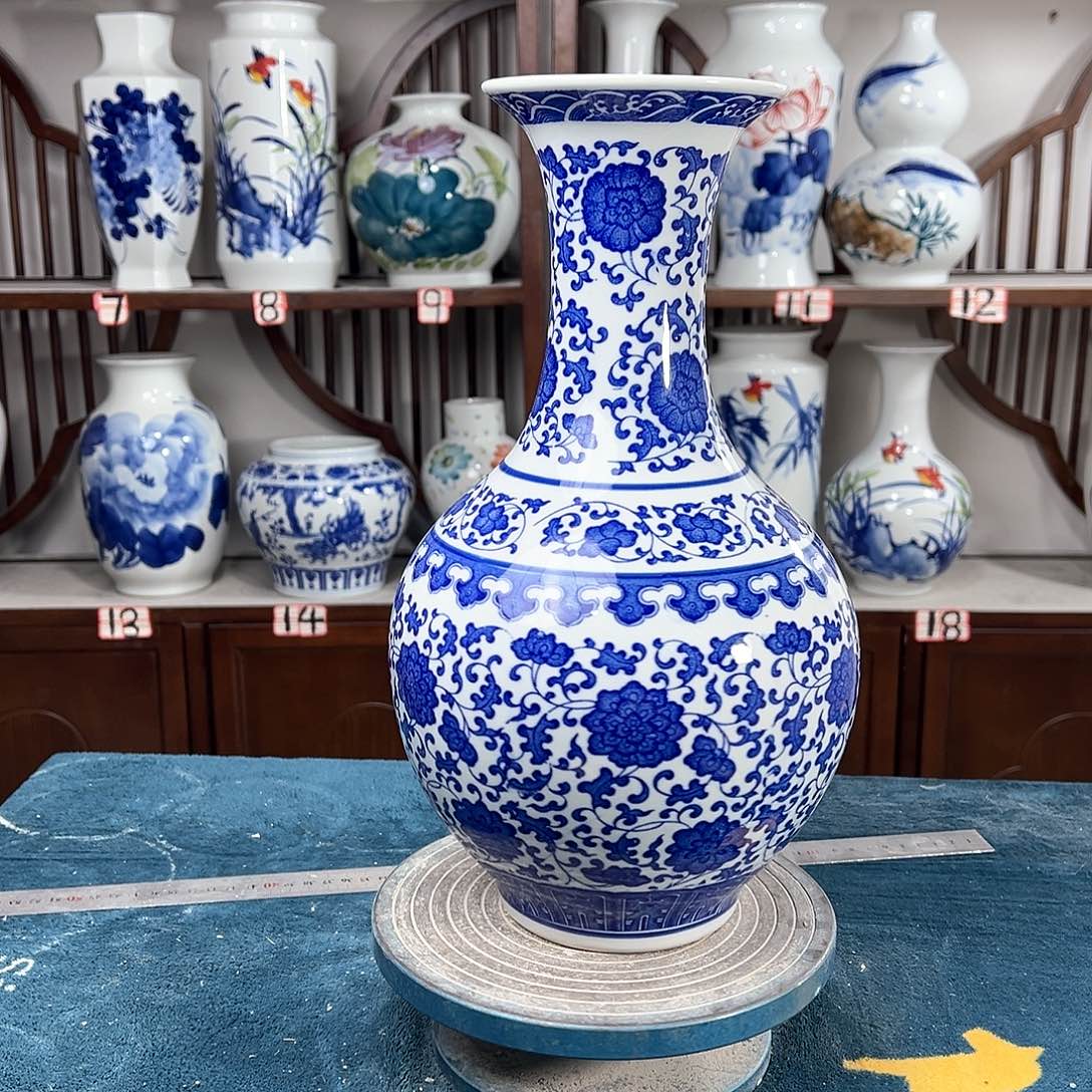 摆件景德镇陶瓷缠枝