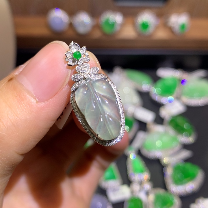 翡翠吊坠(不含链)18K金镶嵌叶子