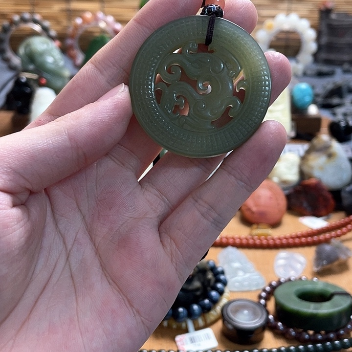 颈饰未镶嵌和田玉吊坠