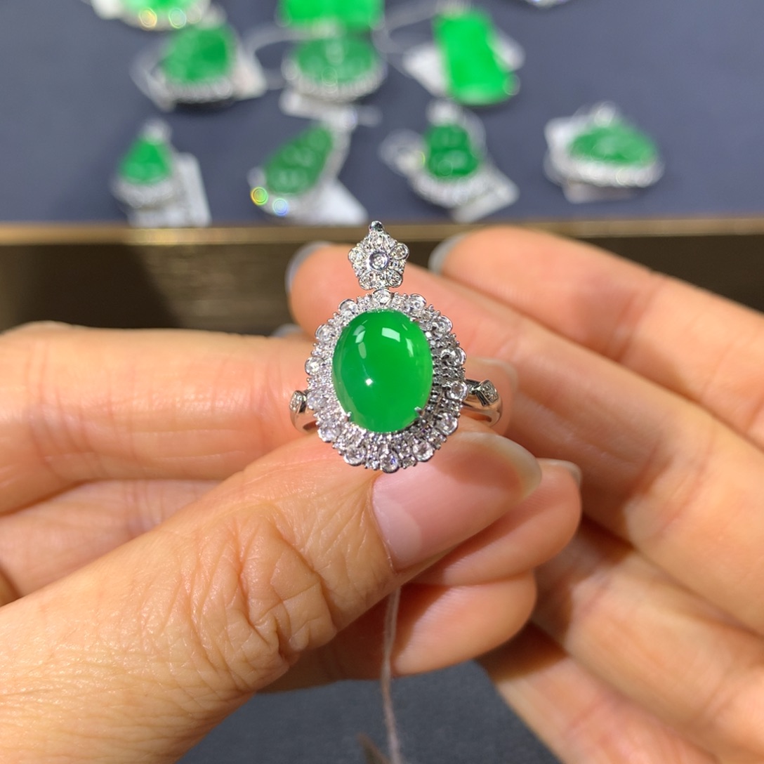 翡翠戒指18K金镶嵌翡翠