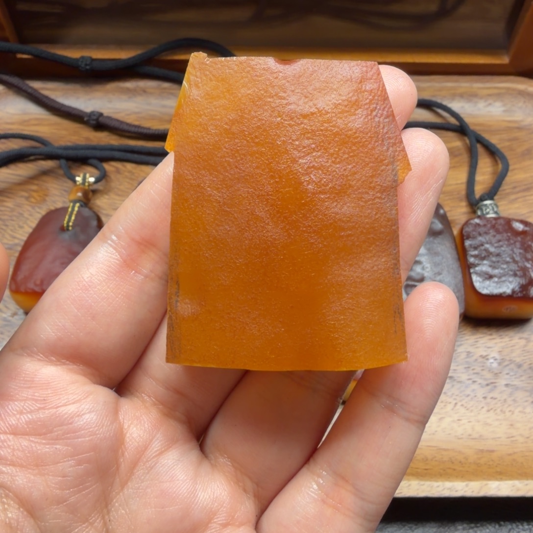 琥珀未镶嵌吊坠(赠链)