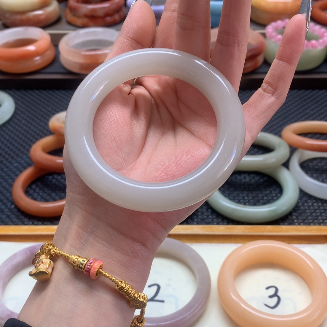 石英质玉手镯未镶嵌