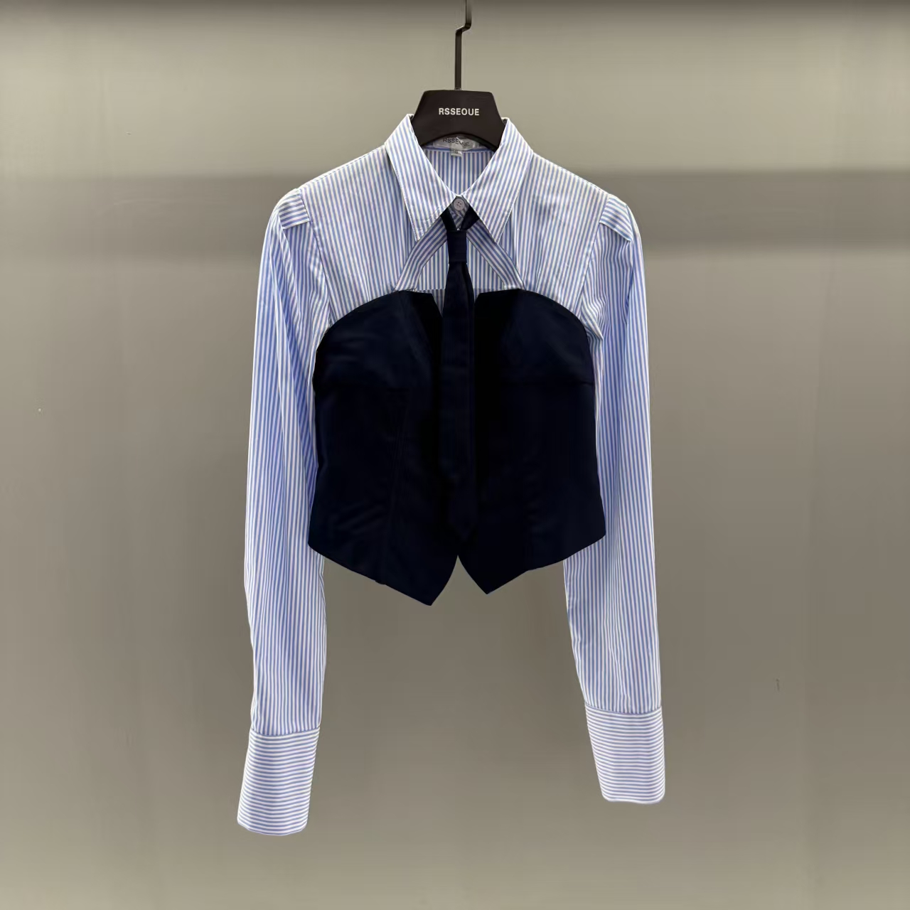 学院风衬衫秋季新品甜酷条纹领结镂空假两件高腰显瘦衬衣C9636