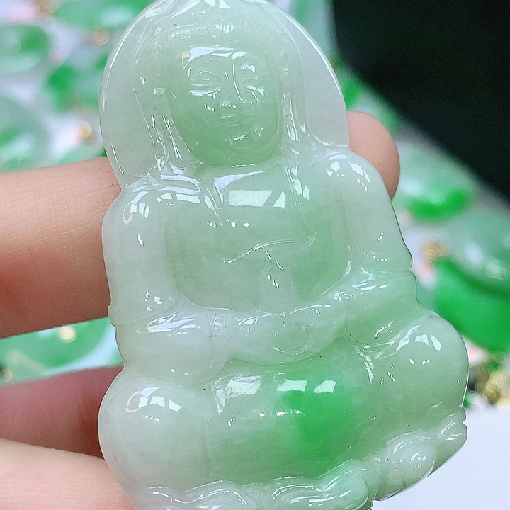 翡翠未镶嵌颈饰多样性发其一