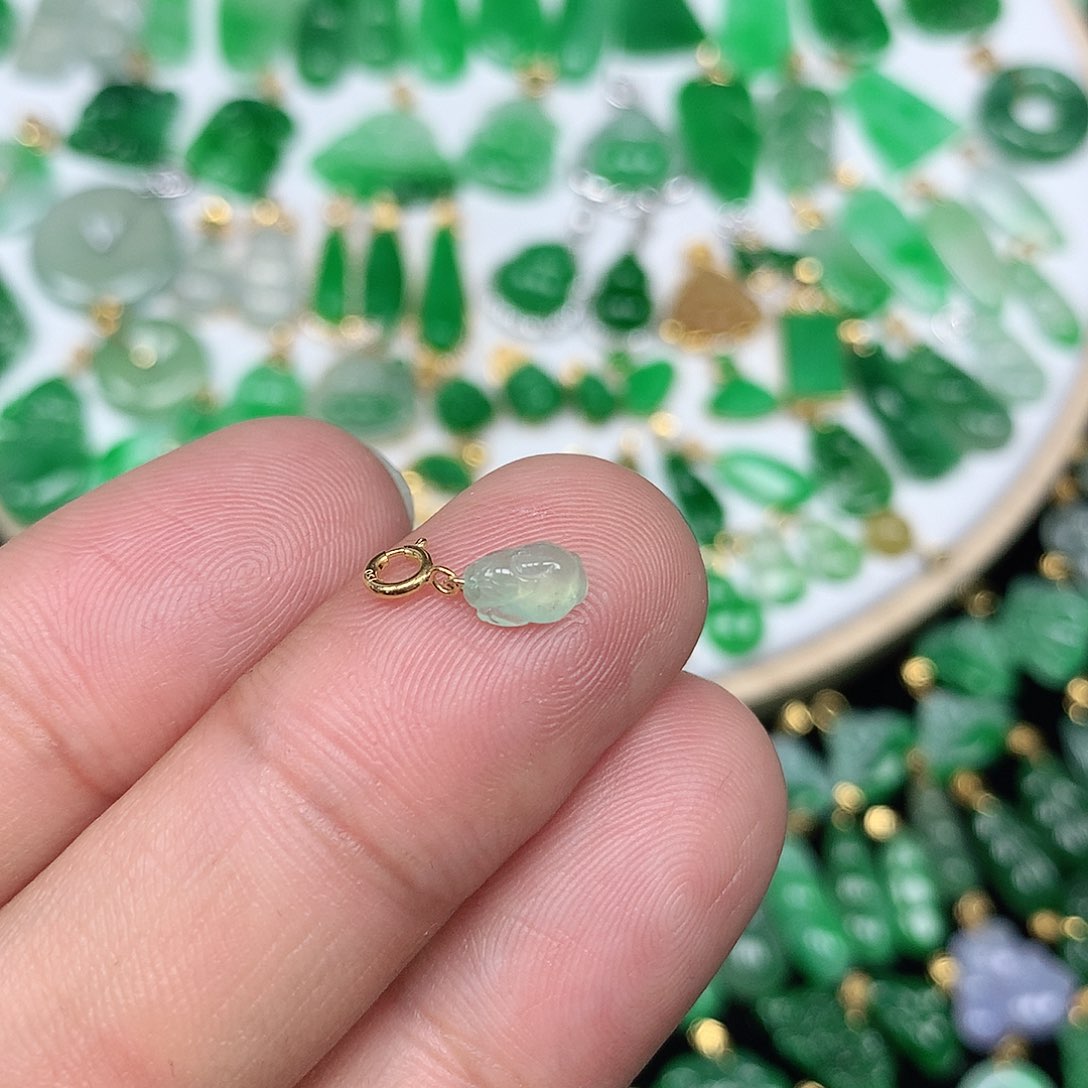 翡翠配石18K金扣头 小巧精美冰种小貔貅