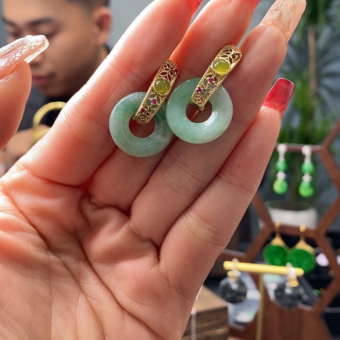 翡翠耳饰未镶嵌翡翠