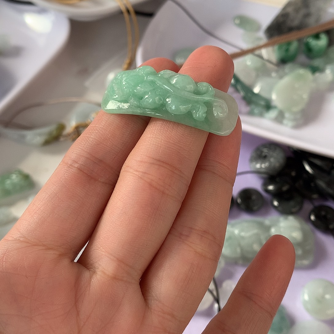 翡翠颈饰未镶嵌花**靡龙手牌