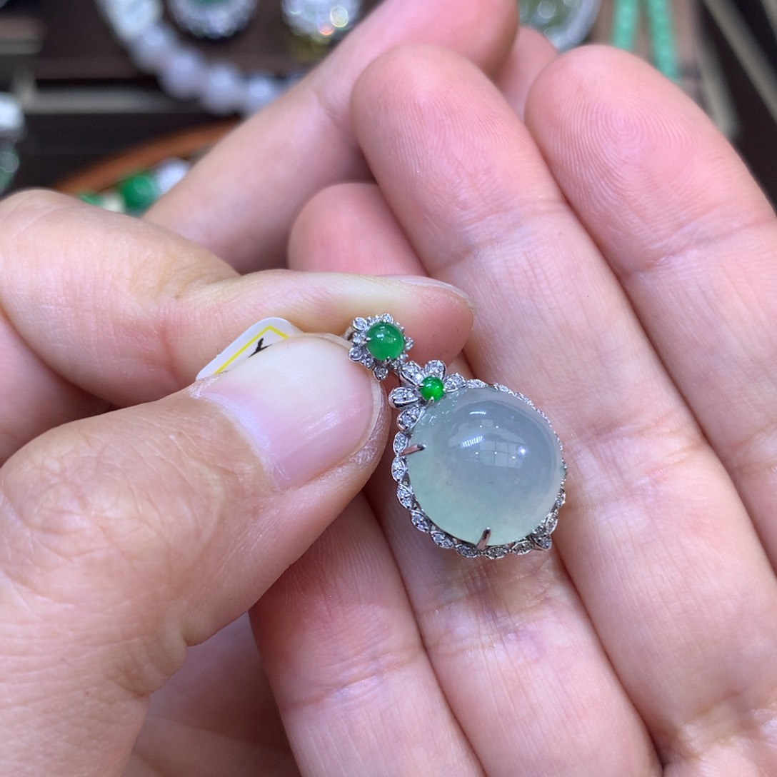 翡翠颈饰18K金镶嵌宝***频翡翠吊坠