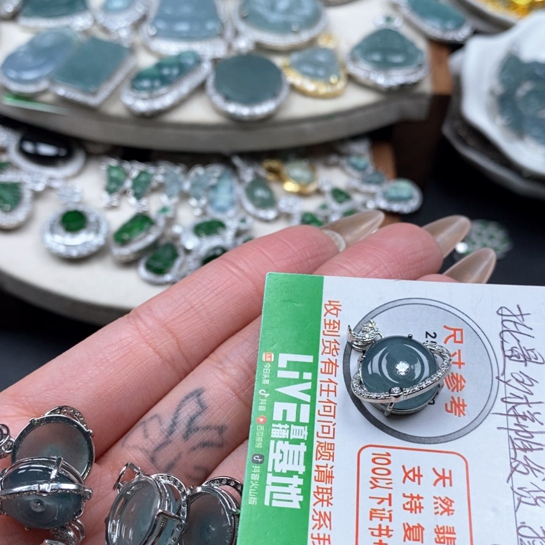 翡翠颈饰未镶嵌翡翠