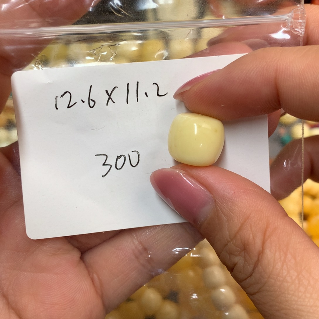 琥珀未镶嵌裸石微瑕