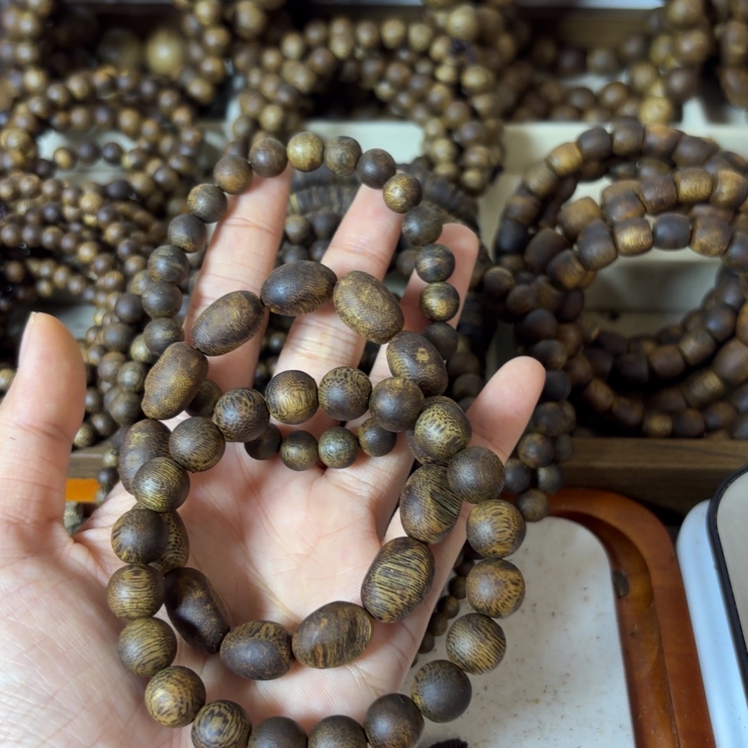 （***哥【艺香阁】绿奇楠1.0+0.8+留疤珠共25g+