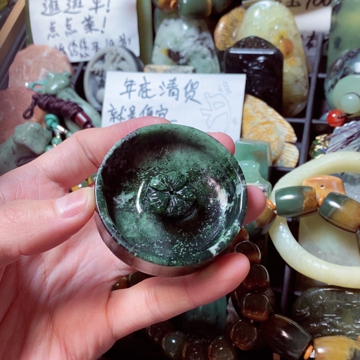 透闪石质玉颈饰未镶嵌